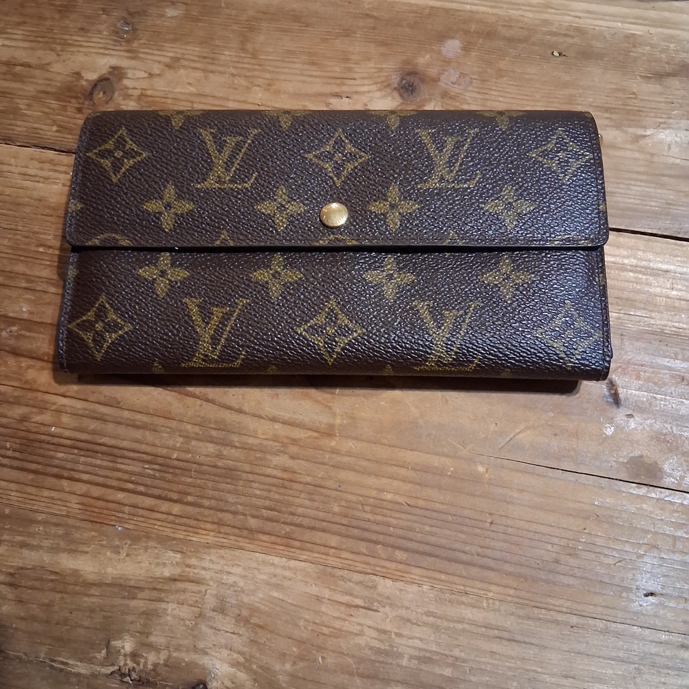 AUTHENTINC Louis Vuitton Classic Brown Monogram Clutch
